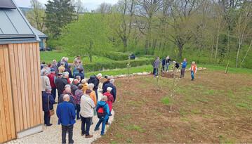 Baumpflanzung vorm LOGL-Zentrum am Tag der Streuobstwiesen