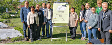 Einweihungsfeier mit den Partnern: (v.l.) Albert Basler, Leiter des Landwirtschaftsamts; Elisabeth Jeggle (MdEP a.D.); Alexander Ego, Kreisfachberater; Paul Geiger, 2. Kreisvorsitzender der OGVs Alb-Donau-Kreis/Ulm; Otto Deeng, Kreisvorsitzender der OGVs Biberach; Sigrid Erhardt, LOGL- Prsidentin; Pia Gossweiler, Umweltakademie; Walter Holderried, Erster Landesbeamter; Mandy Hopp und Christian Heubaum Obst- und Garten Coaches; LOGL-Geschftsfhrer Rolf Heinzelmann.