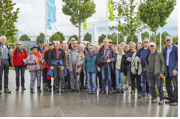 Gruppenbild am Haupteingang: Die 40 Teilnehmer aus dem Raum Calw zeigten sich begeistert von der Bundesgartenschau.