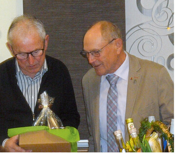 links: Gerard Huck und Heinz Zimpfer nach der berreichung des Geschenkkorbes.