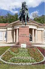 Ein kunstvoll gestaltetes Beet erinnert ans Jubiläum.