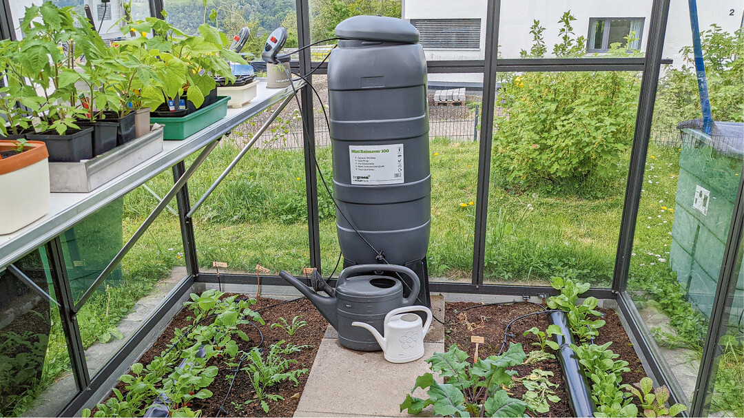 Auch ohne Steckdose und Wasserhahn wässert der solarbetriebene AquaBloom von Gardena (oben links) die Pflanzen ganz automatisch
