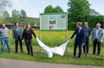 Auf einer Streuobstwiese wurde eine Info-Tafel enthüllt