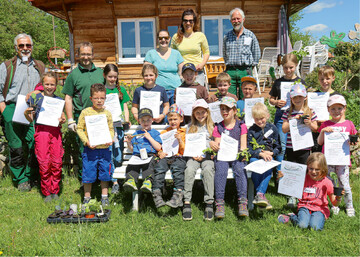 Stolz prsentieren die Kinder ihr „Junggrtner-Diplom"