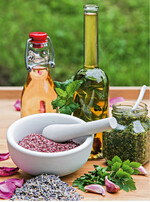 Kräuteressig, Würzöl, Pesto und Zucker mit Rosenblüten oder Lavendel