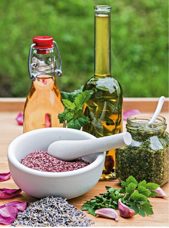 Kruteressig, Wrzl, Pesto und Zucker mit Rosenblten oder Lavendel