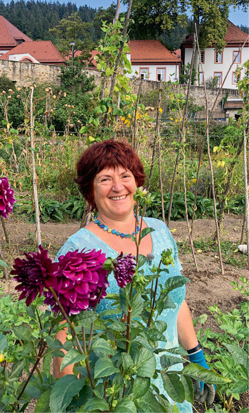 Eva-Maria Schle ist Gartenpdagogin am UWC Robert Bosch College in 
Freiburg und leitet den dort angeschlossenen Schulgarten.