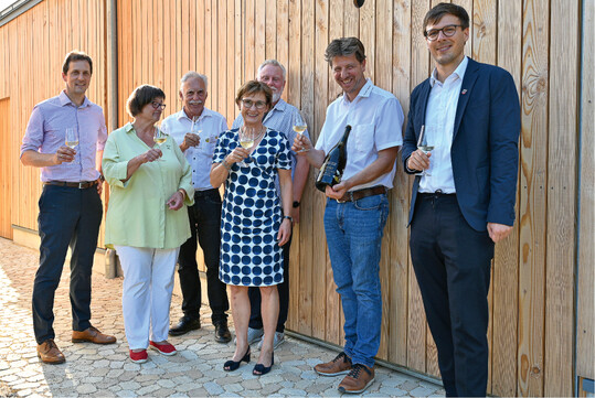 LOGL-Vertreter stieen mit Ehrengsten auf den Neubau an