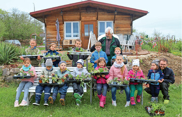 Stolz prsentieren die Kinder ihre Werke