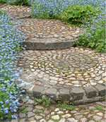 Wer Glück hat, findet gebrauchte Pflastersteine, die zwar ungleichmäßiger und damit schwieriger zu verlegen sind als neue, dafür aber ein viel lebendigeres Pflasterbild ergeben.