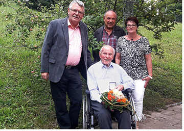 Die Vorsitzenden Eva Maile und Eberhard Maier bedankten sich bei Herbert Munest mit einem Prsent.