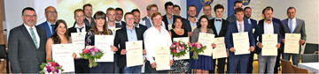 Stolz halten die frischgebackenen Grtnermeister/-innen Fachrichtung Obstbau die Meisterbriefe in der Hand. Links im Bild: Dr. Kurt Mezger (RP Stuttgart), Prsident Franz Josef Mller (LVEO).