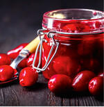 Kornelkirschen lassen sich roh genießen oder mit wenig Zucker konservieren