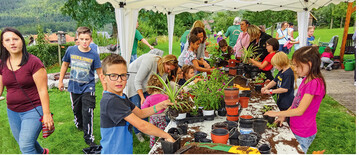 Fr alle Kids, Eltern und das Helferteam vom OGV war es ein wunderschner, gelungener Nachmittag. Stolz trugen die Kinder ihre gepflanzten Schtze mit nach Hause.