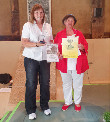 Sigrid Erhardt berreichte Ute Ellwein die LOGL-Medaille und Urkunde