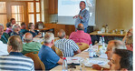 Aufmerksam lauschen die Obst- und Gartenbauer aus dem Nordschwarzwald dem Vortrag von Hans-Jürgen Schwarz zum Thema Datenschutz.
