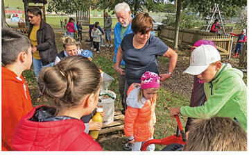 Beim Saften hatten die Kids alle Hnde voll zu tun.