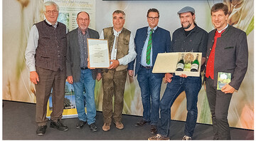 Das Obstparadies Staufen steht fr einen wegweisenden Streuobstbau: (v.r.) Jrg Geiger vom Verein zur Erhaltung und Frderung alter Obstsorten, Preistrger Johannes Geng, Minister Hauk, Preistrger Martin Geng, Dr. Walter Hartmann und August Kottman.