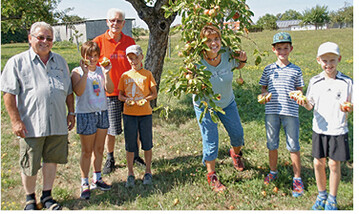 Die Kinder Ella, Paul, Johannes und Tim mit (v.l.) Gnter Leonhard/OGV, Claus Sarnecki/LOGL und Pdagogin Ursula Kunzmann.