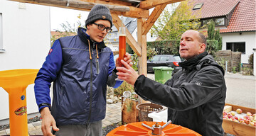 Urs Renninger und Matthias Braun messen die Oechsle-Grade