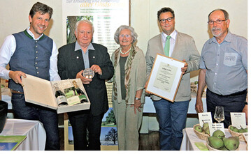 Die Verleihung mit Urkundenbergabe, vorgenommen von Minister Peter Hauk (2.v.r.), fand am 16. September in der Manufaktur Jrg Geiger (l.) in Schlat statt. Der Minister dankte Hermann Schreiweis (2.v.l., mit Ehefrau) fr dessen Lebenswerk, die Sammlung und Erhaltung alter Obstsorten. Rechts im Bild der Pomologe Dr. Walter Hartmann.