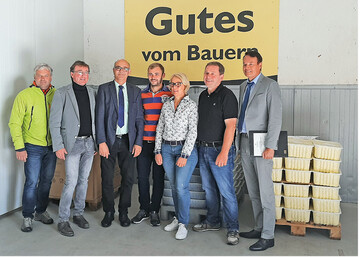 Besuch auf dem Betrieb Rist: (v.l.n.r.) Thomas Heilig (Obstregion Bodensee), Hartwig Roth (Vizeprdient LVEO), Franz Josef Mller (Prsident LVEO), Familie Rist, Regierungsprsident Klaus Tappeser