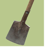 Der Spaten ist nach wie vor das klassische Bodenbearbeitungsgerät. Das Abdecken des Bodens mit Mulch ist auch in den Wintermonaten sinnvoll. Allerdings sollte die Mulchschicht bei der Aussaat wieder entfernt werden, damit sich der Boden erwärmen kann.