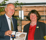 LOGL-Präsidentin Sigrid Erhardt überreicht dem KOB-Geschäftsführer Dr. Manfred Büchele Urkunde und Verbandsmedaille.