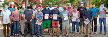 Gelungener Abschluss: Die neuen Fachwarte nach bestandener Prfung mit Urkunde und Maske.
