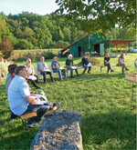 Passend zum Thema: Die Fachwarte saßen unter einem Walnussbaum