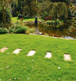 Ein Weg aus Trittplatten lässt sich leicht anlegen