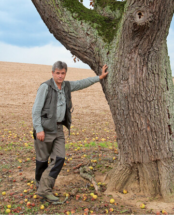 Eckhart Fritz vor einem mchtigen Birnbaum