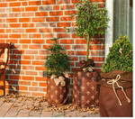 Sackleinen kann man gut mit winterlichen oder sonstigen Motiven bedrucken, zum Beispiel mit selbst ausgeschnittenen Schablonen oder per Kartoffeldruck. Im Fachhandel gibt es aber auch farbige Jutegewebe zu kaufen.