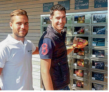 Alexander Martin (l.) und seine Kunden sind mit dem Automatenverkauf mehr als zufrieden