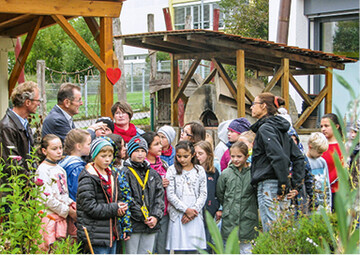 Ortstermin mit den Schlern: (v.l.) Rektor Frank Wiest, Otto Deeng, Klassenlehrerin Annette Joos und Schulgrtnerin Beate Weber.