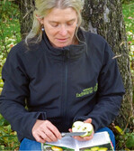 Das Kennenlernen der Obstsorten funktioniert durch ein intensives Beschäftigen mit den Sorten und ihren spezifischen Merkmalen.