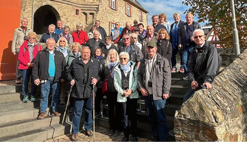 Die Reisegruppe vor dem Rathaus von Idstein