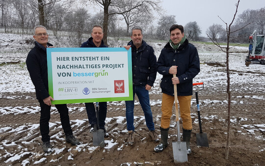    Gute Stimmung bei der Baumpflanzaktion in Gaisbeuren: (v.l.) Martin Engelmayr, Geschftsfhrer bbv Service GmbH; Patrick Hackl von "besser grn"; Dirk Lambertz, Geschftsfhrer der LBV-U und Gastwirt Alexander Bsch aus Gaisbeuren. 