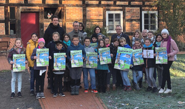 Wettbewerbsauftakt auf Gut Ogrosen in Brandenburg mit dem Parlamentarischen Staatssekretr im Bundesministerium fr Ernhrung und Landwirtschaft Michael Stbgen (hinten rechts) sowie Schlerinnen und Schler der Grundschule Missen