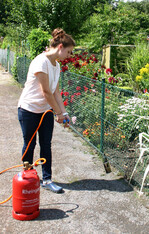 Flüssiggas in der 5-kg-Stahlflasche zum Abflämmen von Unkraut