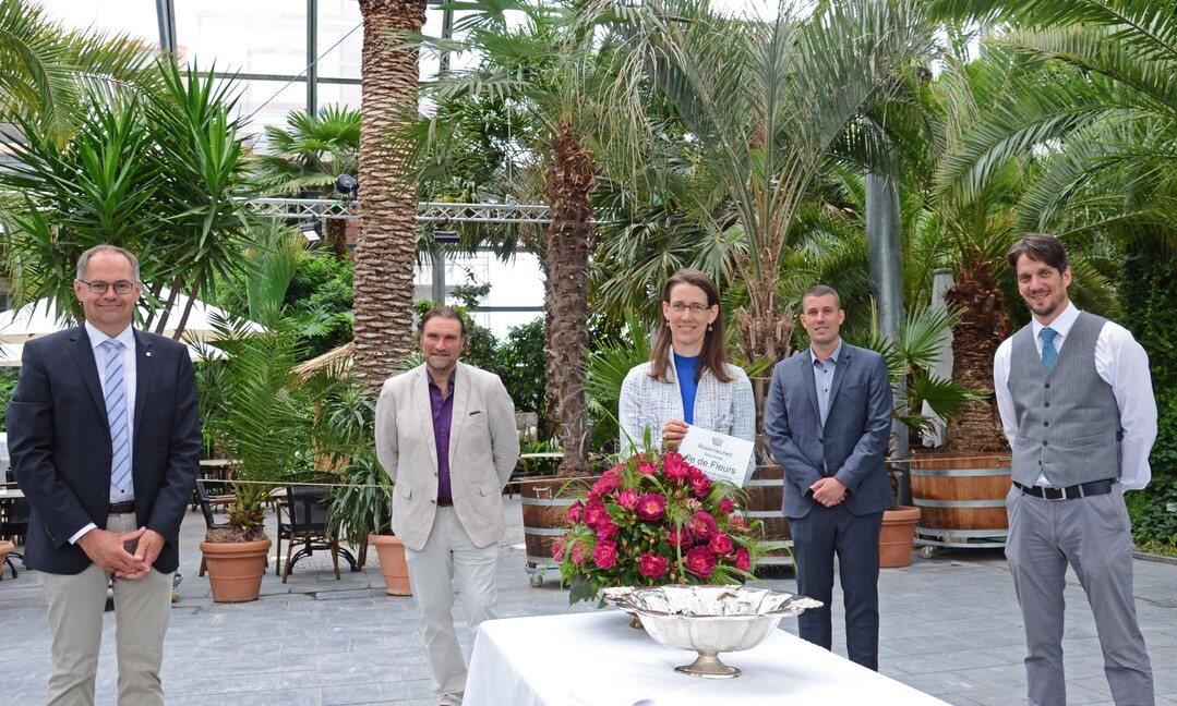 (v.l.n.r.) Markus Zeiler (Gartendirektor der Mainau GmbH), Thomas Proll (Züchtungsleiter der Rosenschule W. Kordes" Söhne), Bettina Gräfin Bernadotte (Geschäftsführerin der Mainau GmbH), Alexander Kordes (Geschäftsführer der W. Kordes" Söhne Rosenschulen GmbH & Co KG) und Björn Graf Bernadotte (Geschäftsführer der Mainau GmbH) bei der Taufe der Strauchrose "Ile de Fleur" im Palmenhaus der Insel Mainau