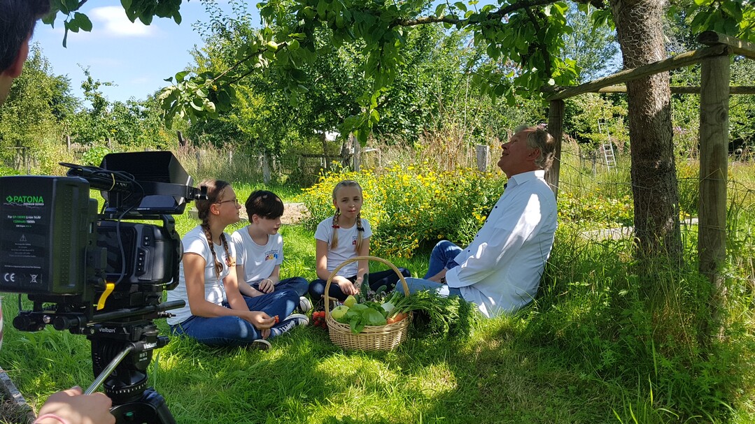 Teilnehmende können gerne den Garten- oder Bienensong von Kinderliedermacher Reinhard Horn (rechts im Bild) als Grundlage für ihren Musikbeitrag nehmen.