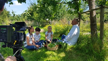 Teilnehmende knnen gerne den Garten- oder Bienensong von Kinderliedermacher Reinhard Horn (rechts im Bild) als Grundlage fr ihren Musikbeitrag nehmen.