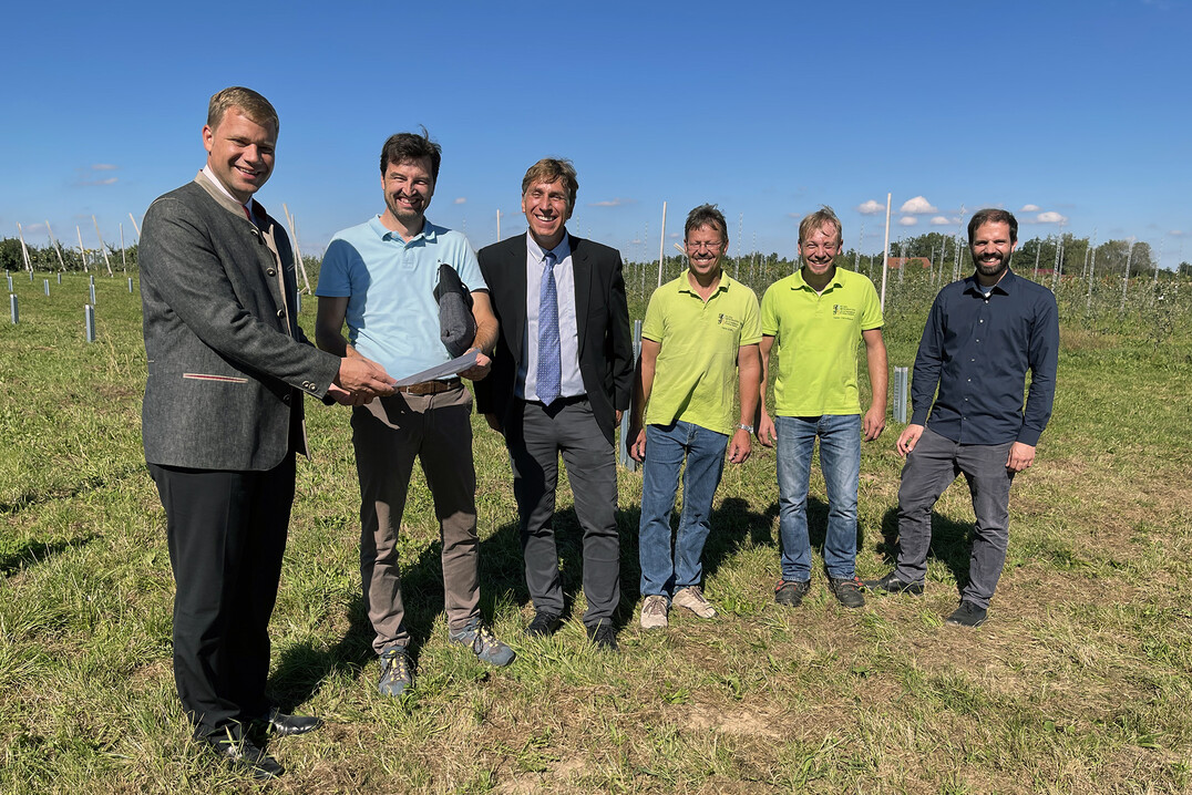Die Lage vor Ort besichtigten von links: Bezirkstagspräsident Dr. Olaf Heinrich, der Leiter des Referats für Bauangelegenheiten, Matthias Kopf, Michael Zehetbauer, Leiter des Agrarbildungszentrums Landshut, Betriebsleiter Hans Göding, dessen Mitarbeiter Stefan Zehetbauer und Mathias Rengstl vom Ingenieurbüro Rengstl.