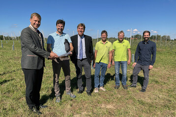 Die Lage vor Ort besichtigten von links: Bezirkstagsprsident Dr. Olaf Heinrich, der Leiter des Referats fr Bauangelegenheiten, Matthias Kopf, Michael Zehetbauer, Leiter des Agrarbildungszentrums Landshut, Betriebsleiter Hans Gding, dessen Mitarbeiter Stefan Zehetbauer und Mathias Rengstl vom Ingenieurbro Rengstl.