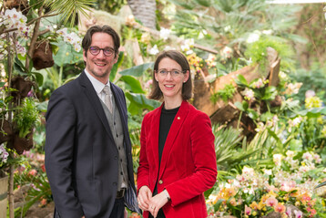 Mainau-Geschftsfhrer Bettina Grfin Bernadotte und Bjrn Graf Bernadotte in der Orchideenschau im Palmenhaus.