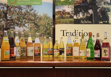 Die Vielfalt heimischer Sfte und leichter Spirituosen aus den Streufrchten Apfel, Birne und Zwetschge zeigt jedes Jahr die Produktprmierung beim Streuobsttag in Ludwigsburg. 
