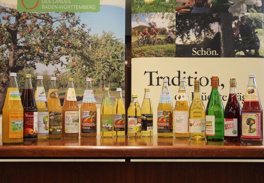 Die Vielfalt heimischer Sfte und leichter Spirituosen aus den Streufrchten Apfel, Birne und Zwetschge zeigt jedes Jahr die Produktprmierung beim Streuobsttag in Ludwigsburg. 