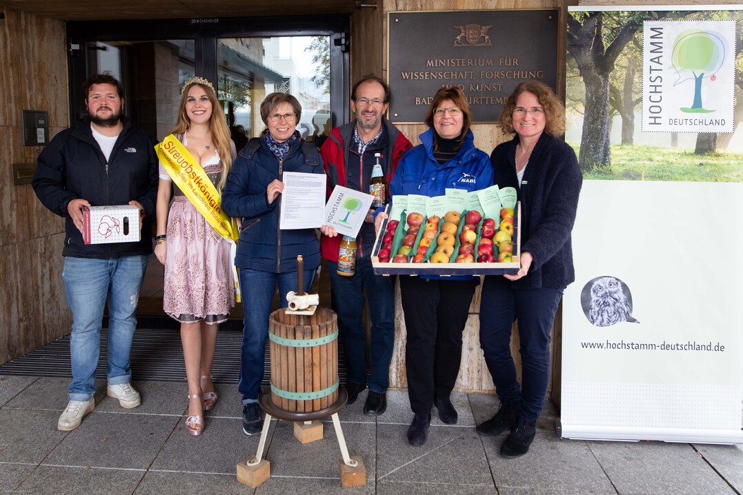 V.l.n.r.: Jannis Burk (Geschäftsstelle Hochstamm Deutschland e.V.), Nina Krippentz (Streuobstkönigin), Martina Hörmann (Vorsitzende Hochstamm Deutschland e.V.), Friedrich Pfleghar (Onser Saft e.V.), Ingrid Eberhardt-Schad (stellv. Vorsitzende NABU BW), Almut Sattelberger (Naturschutzreferentin BUND)