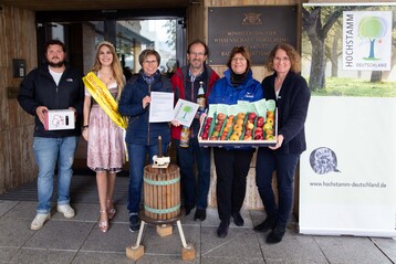 V.l.n.r.: Jannis Burk (Geschftsstelle Hochstamm Deutschland e.V.), Nina Krippentz (Streuobstknigin), Martina Hrmann (Vorsitzende Hochstamm Deutschland e.V.), Friedrich Pfleghar (Onser Saft e.V.), Ingrid Eberhardt-Schad (stellv. Vorsitzende NABU BW), Almut Sattelberger (Naturschutzreferentin BUND)